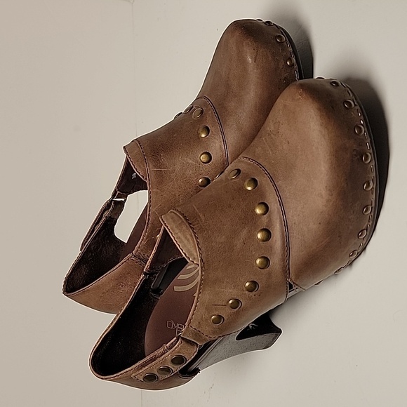 Dansko Ryder Mules Clogs Sz 39 US 8.5 9 Brown Leather Block Heel Studded Comfort - Picture 1 of 16